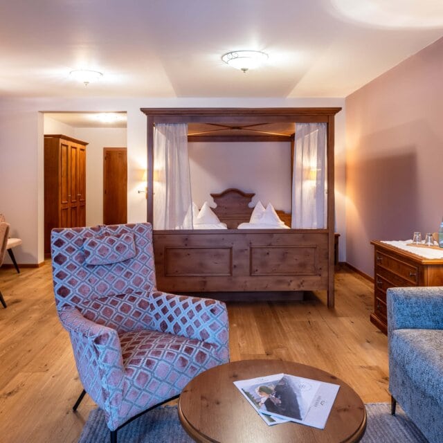 Gemütliches Zimmer mit Holzmöbeln und Sofa