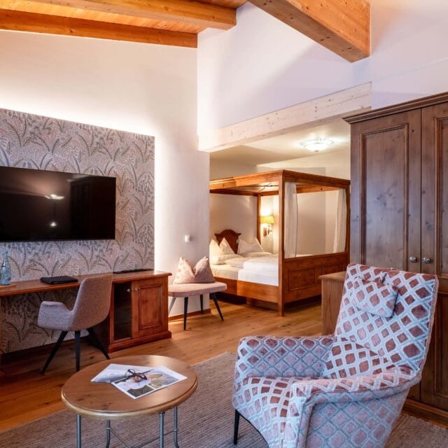 Gemütliches Zimmer mit Holzmöbeln und TV.