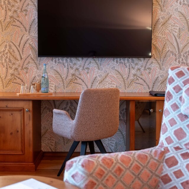Moderne Unterkunft mit Fernseher und Schreibtisch.