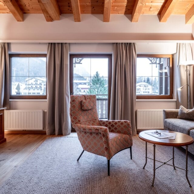 Gemütliches Wohnzimmer mit modernem Design und Ausblick.