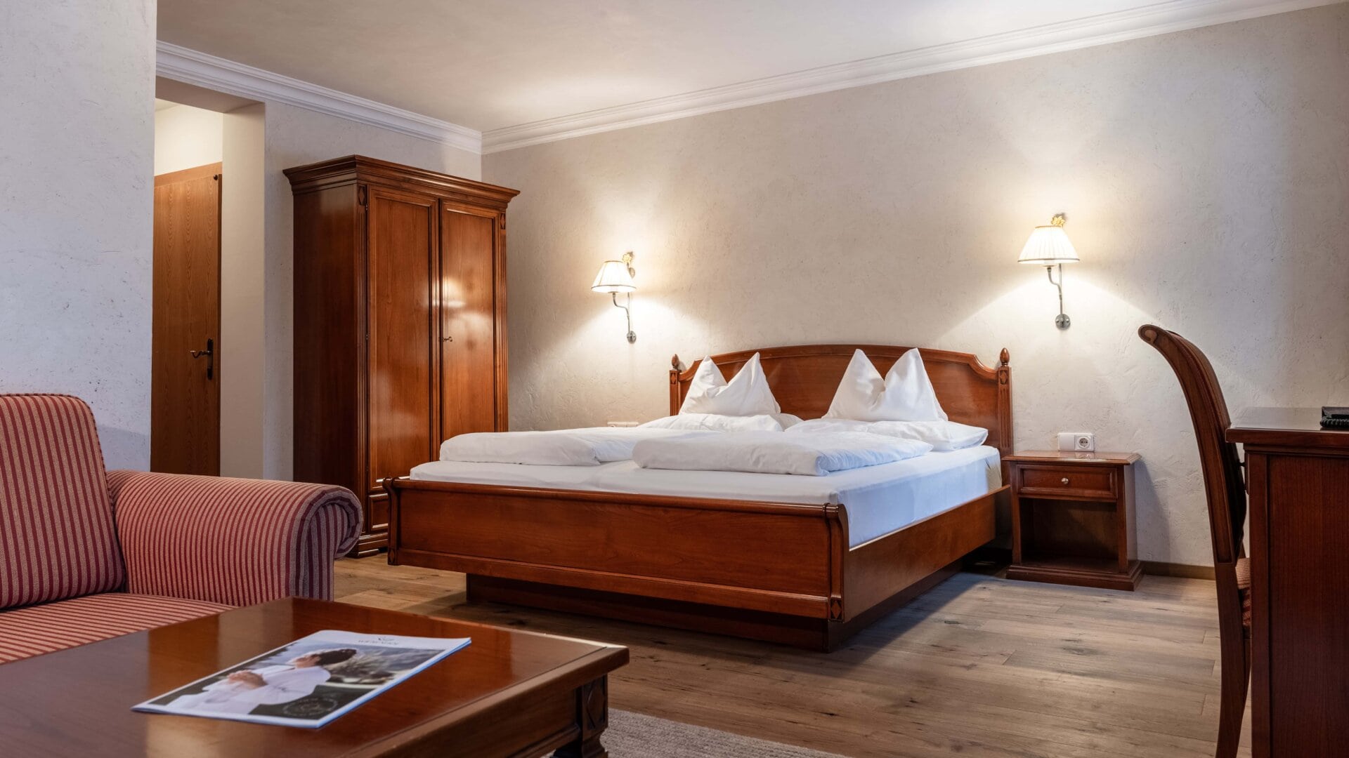 Gemütliches Zimmer mit Doppelbett und Holzmöbeln