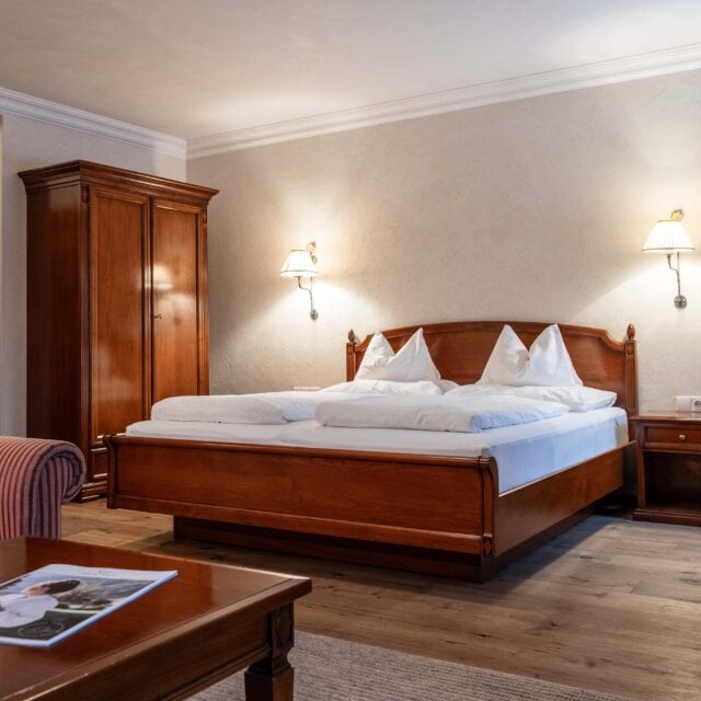 Gemütliches Zimmer mit Doppelbett und Holzmöbeln