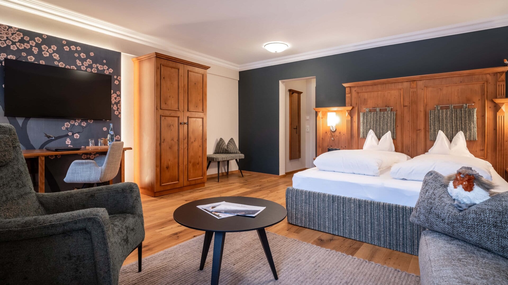 Modernes Zimmer mit Holz-Möbeln und TV.