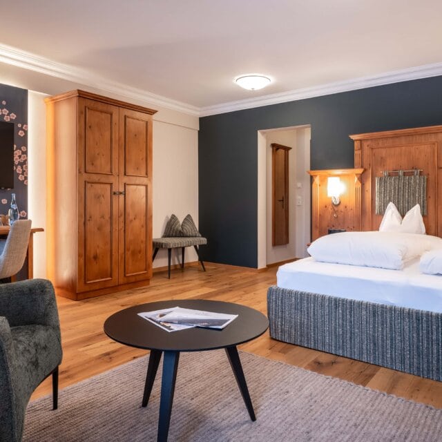 Modernes Zimmer mit Holz-Möbeln und TV.