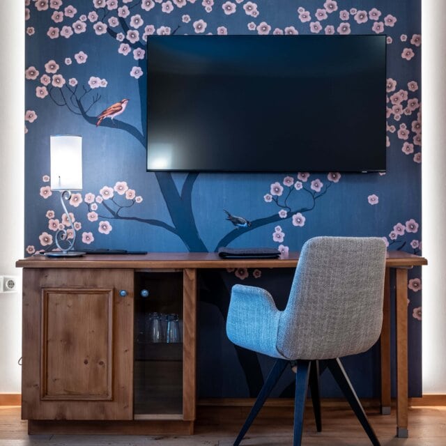 Moderner Arbeitsplatz mit Fernseher und Pflanzenmuster