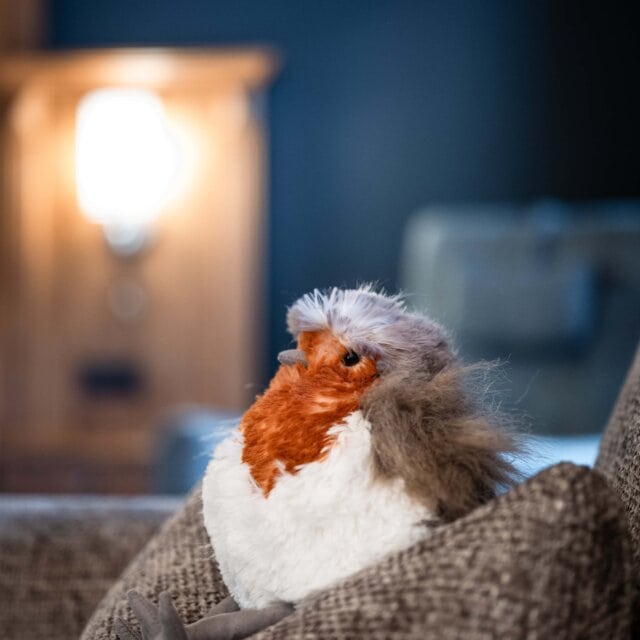 Plüschvogel auf einem Sofa