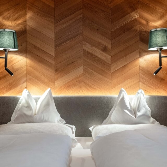 Gemütliches Schlafzimmer mit modernem Holzdesign.