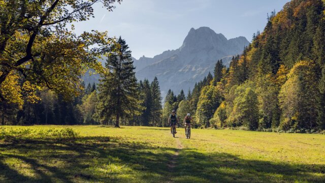 Zwei Radfahrer in der herbstlichen Landschaft