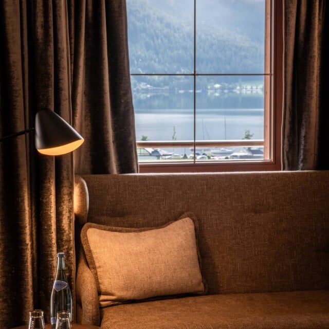 Gemütliche Lounge mit Blick auf den See