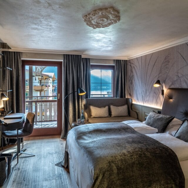 Modernes Hotelzimmer mit eleganter Einrichtung und Aussicht.