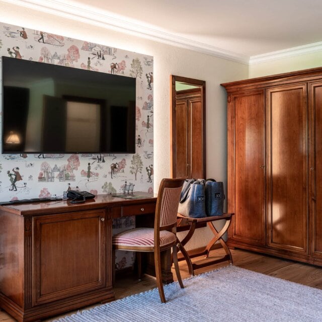 Stilvolles Zimmer mit Fernseher und Holzmöbeln