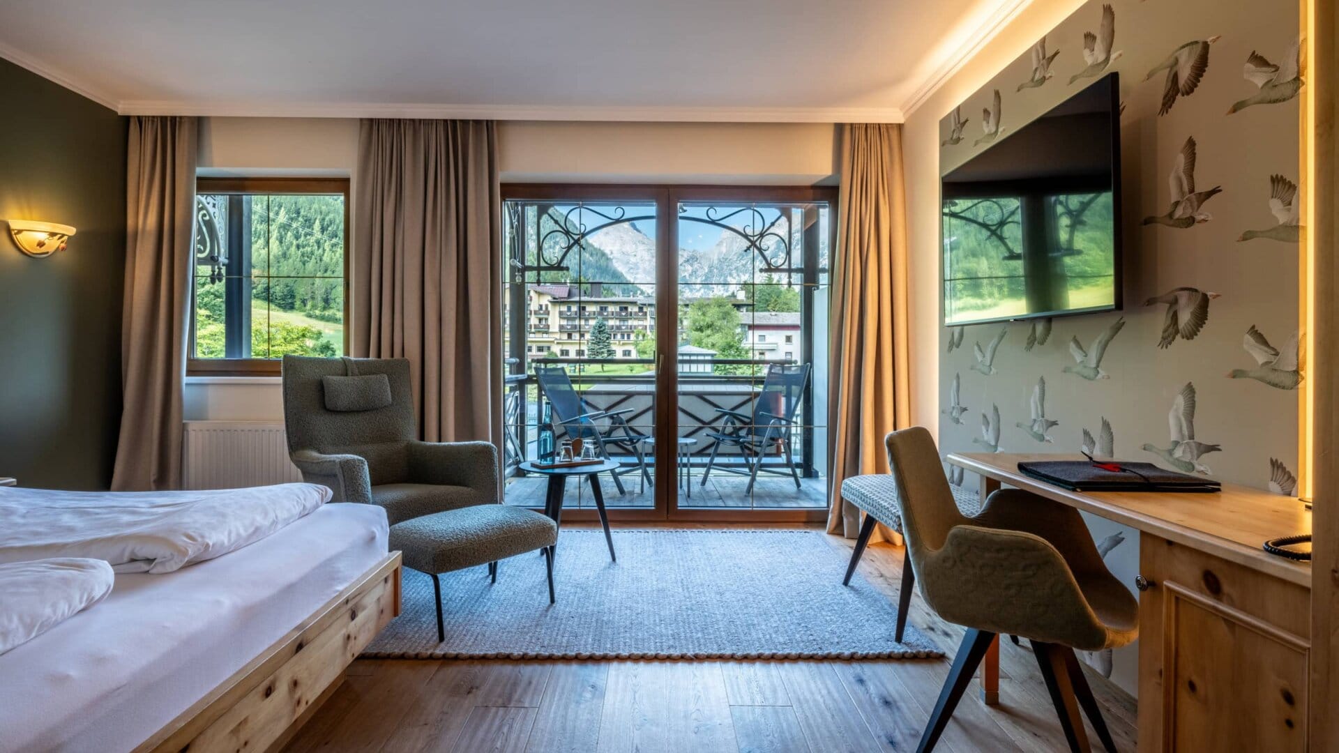 Gemütliches Zimmer mit Blick auf die Berge.