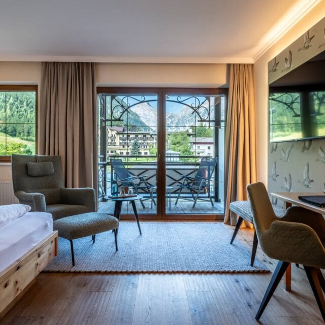 Gemütliches Zimmer mit Blick auf die Berge.
