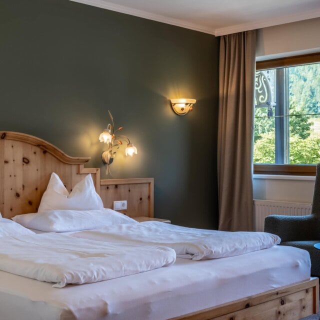 Gemütliches Schlafzimmer mit modernem Design.