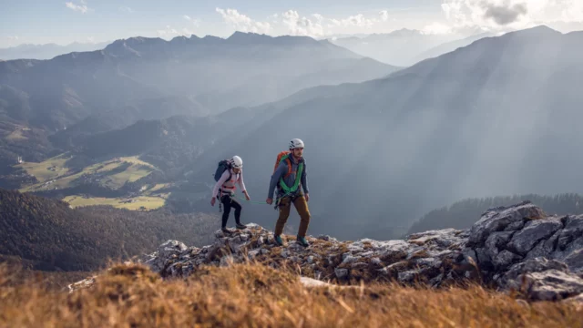 Bergsteiger erleben die Natur in den Alpen.