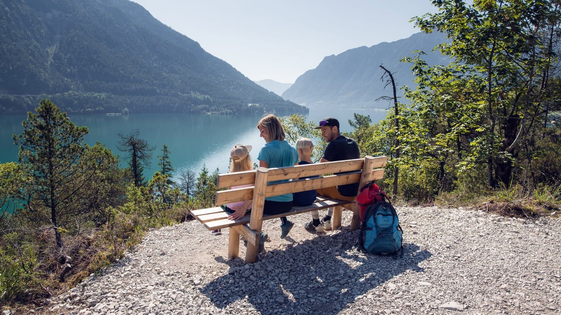 Familie entspannt am See in den Bergen.