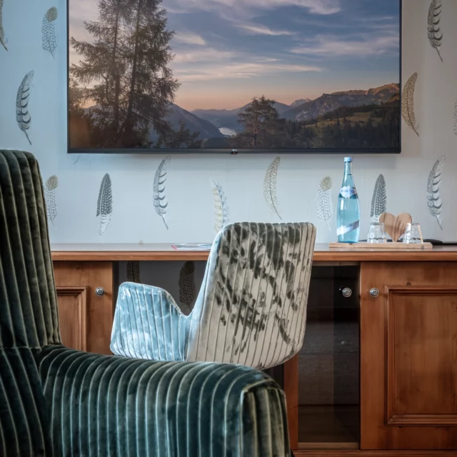 Moderner Raum mit Fernseher und Möbeln