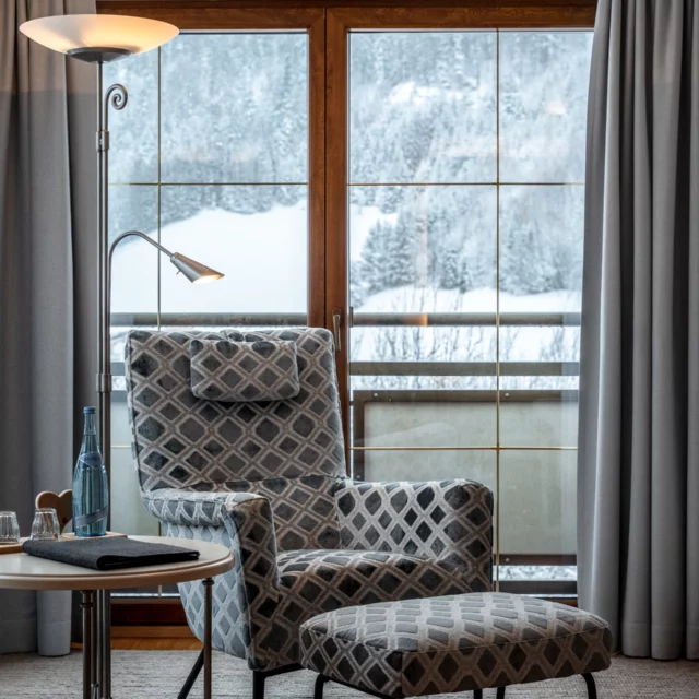 Moderne Wohnzimmer mit Stuhl und winterlichem Ausblick