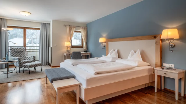 Modernes Hotelzimmer mit gemütlicher Einrichtung