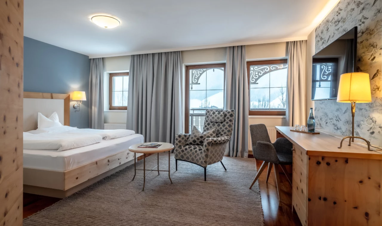Helles, modernes Hotelzimmer mit gemütlicher Einrichtung.