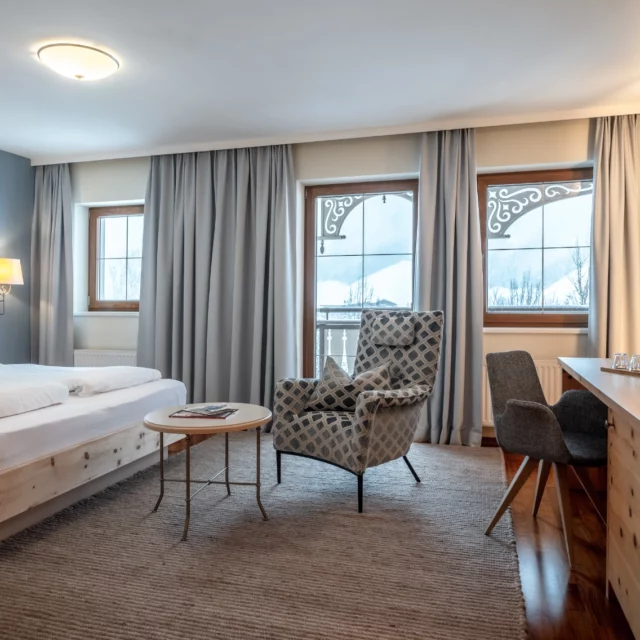 Helles, modernes Hotelzimmer mit gemütlicher Einrichtung.